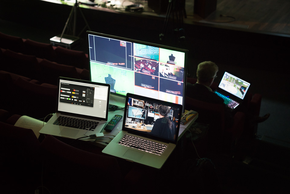 Komunikacja wielomedialna. Dyspozytywy artefaktów polisensorycznych. Dyskursy wielomedialne.