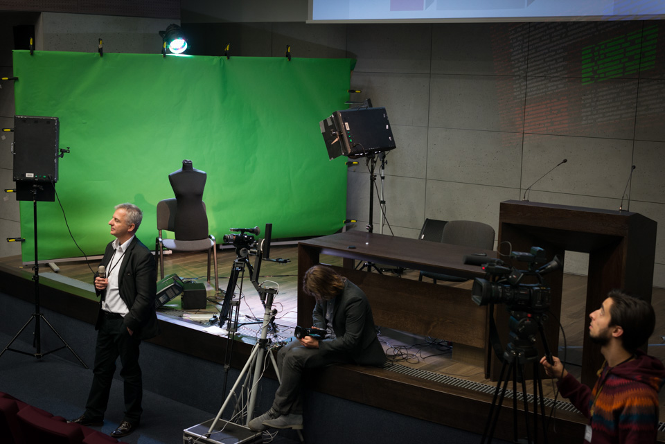 Komunikacja wielomedialna. Dyspozytywy artefaktów polisensorycznych. Dyskursy wielomedialne.