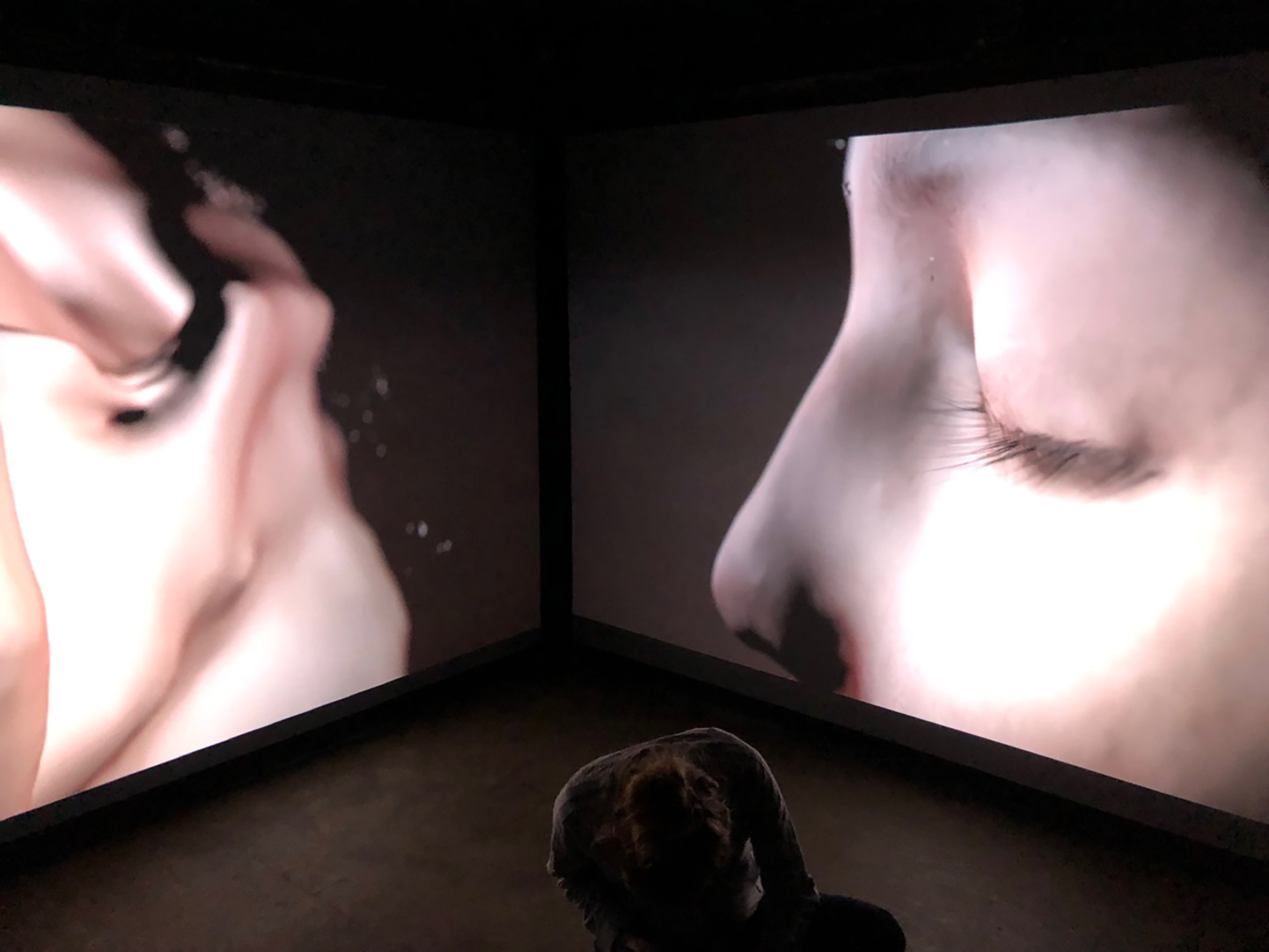 Widok w instalacji wielokanałowego wideo